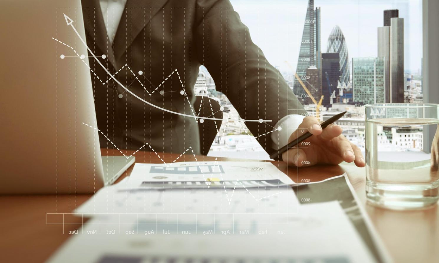 Estudiante revisando contenido del curso