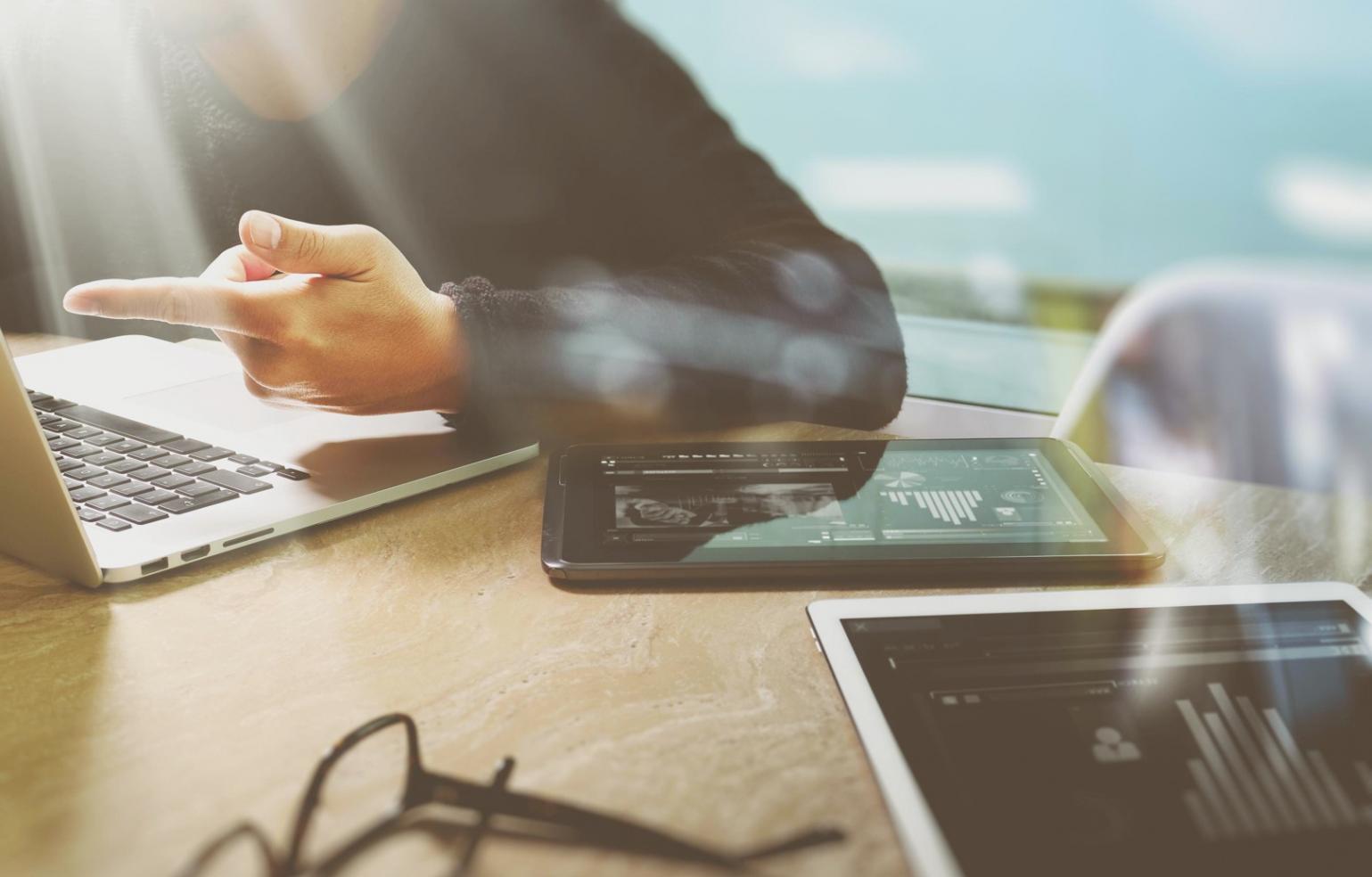 Profesional trabajando en estrategia de tráfico web